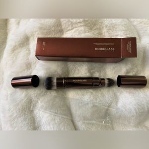 Hourglass Retractable Double-Ended Complexion Brush